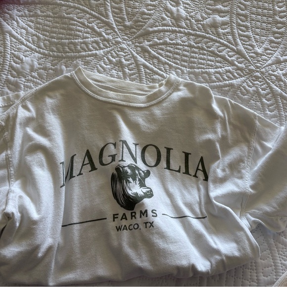 Magnolia White Graphic Tee - Picture 1 of 2